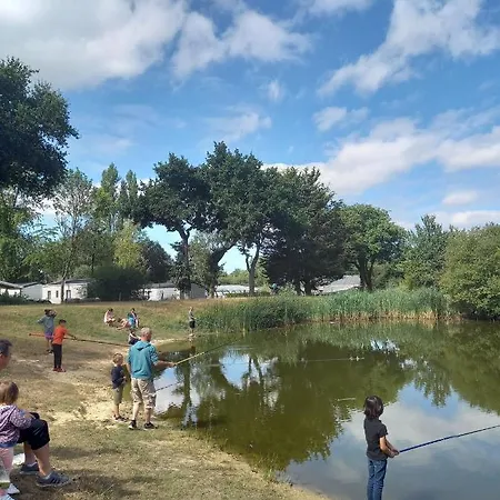 De L'etang Du Pays Blanc אתר קמפינג 3*